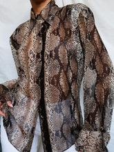 Load image into Gallery viewer, « sneaky » vintage shirt