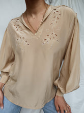 Load image into Gallery viewer, « Hélène » Silk shirt