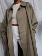 Load image into Gallery viewer, BURBERRY trench coat