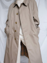Load image into Gallery viewer, BURBERRY trench coat