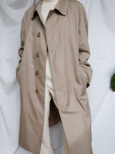 Load image into Gallery viewer, BURBERRY trench coat