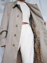 Load image into Gallery viewer, BURBERRY trench coat