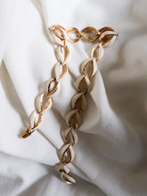 Load image into Gallery viewer, "Shell" vintage necklace