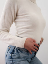 Load image into Gallery viewer, "Ivoire" knitted turtleneck