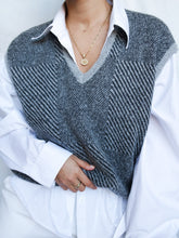 Load image into Gallery viewer, Grey sleeveless knitted jumper