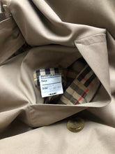 Load image into Gallery viewer, BURBERRY trench coat