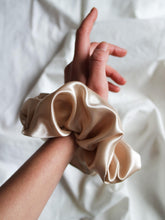 Load image into Gallery viewer, "Hot oaties" scrunchie - lallasshop