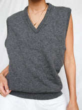 Load image into Gallery viewer, Grey sleeveless jumper (M)