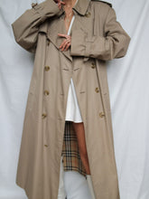 Load image into Gallery viewer, BURBERRY trench coat