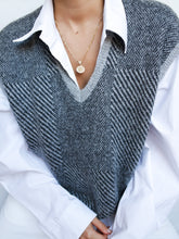 Load image into Gallery viewer, Grey sleeveless knitted jumper
