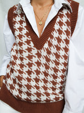 Load image into Gallery viewer, "Nella" knitted sleeveless jumper (L)