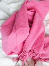 Load image into Gallery viewer, Pink wool scarf
