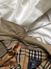 Load image into Gallery viewer, BURBERRY trench coat