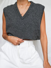 Load image into Gallery viewer, Grey sleeveless jumper (M)