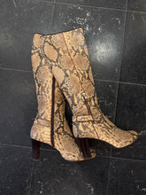 Load image into Gallery viewer, Snake style leather boots
