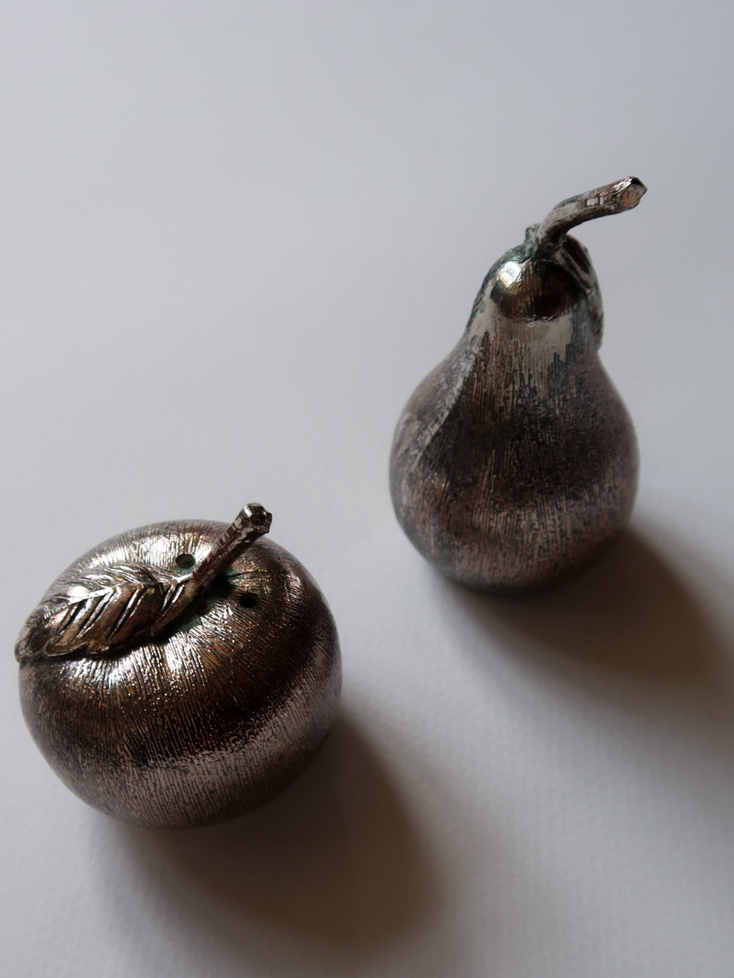 “Apple & pear” salt and pepper shaker