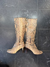 Load image into Gallery viewer, Snake style leather boots
