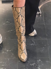 Load image into Gallery viewer, Snake style leather boots
