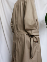 Load image into Gallery viewer, BURBERRY trench coat
