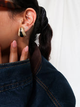 Load image into Gallery viewer, &quot;Drop&quot; golden metal earrings
