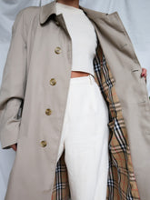 Load image into Gallery viewer, BURBERRY trench coat

