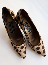 Load image into Gallery viewer, STUART WEIZMAN pumps
