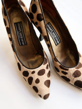 Load image into Gallery viewer, STUART WEIZMAN pumps
