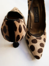 Load image into Gallery viewer, STUART WEIZMAN pumps
