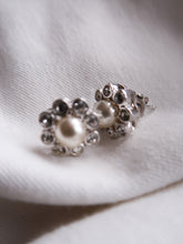 Load image into Gallery viewer, &quot;Lilly&quot; stud earrings
