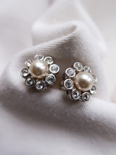 Load image into Gallery viewer, &quot;Lilly&quot; stud earrings
