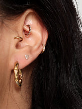 Load image into Gallery viewer, &quot;Maille&quot; gold pleated earrings
