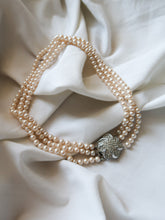 Load image into Gallery viewer, &quot;Lyly&quot; pearls choker
