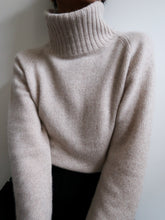 Load image into Gallery viewer, &quot;Camelia&quot; Cashmere turtleneck
