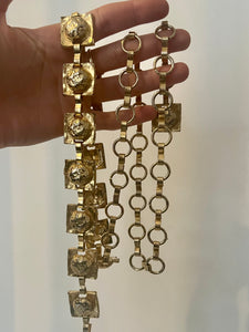 "Queen" chain belt