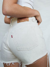 Load image into Gallery viewer, LEVI&#39;S beige 501 short W29
