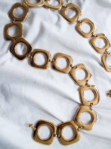 "Groovy" chain belt