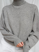 Load image into Gallery viewer, Turtleneck cashmere jumper
