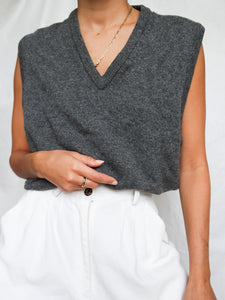 Grey sleeveless jumper (M)