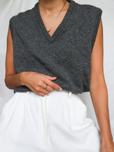 Load image into Gallery viewer, Grey sleeveless jumper (M)
